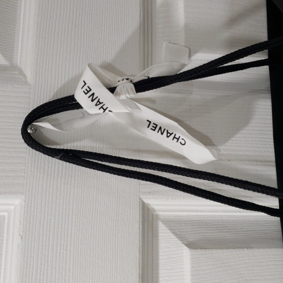 CHANEL Black & White Camellia Paper Gift Shopping Bag, Luxury Sized 11.75x9.5x5" - Picture 6 of 9